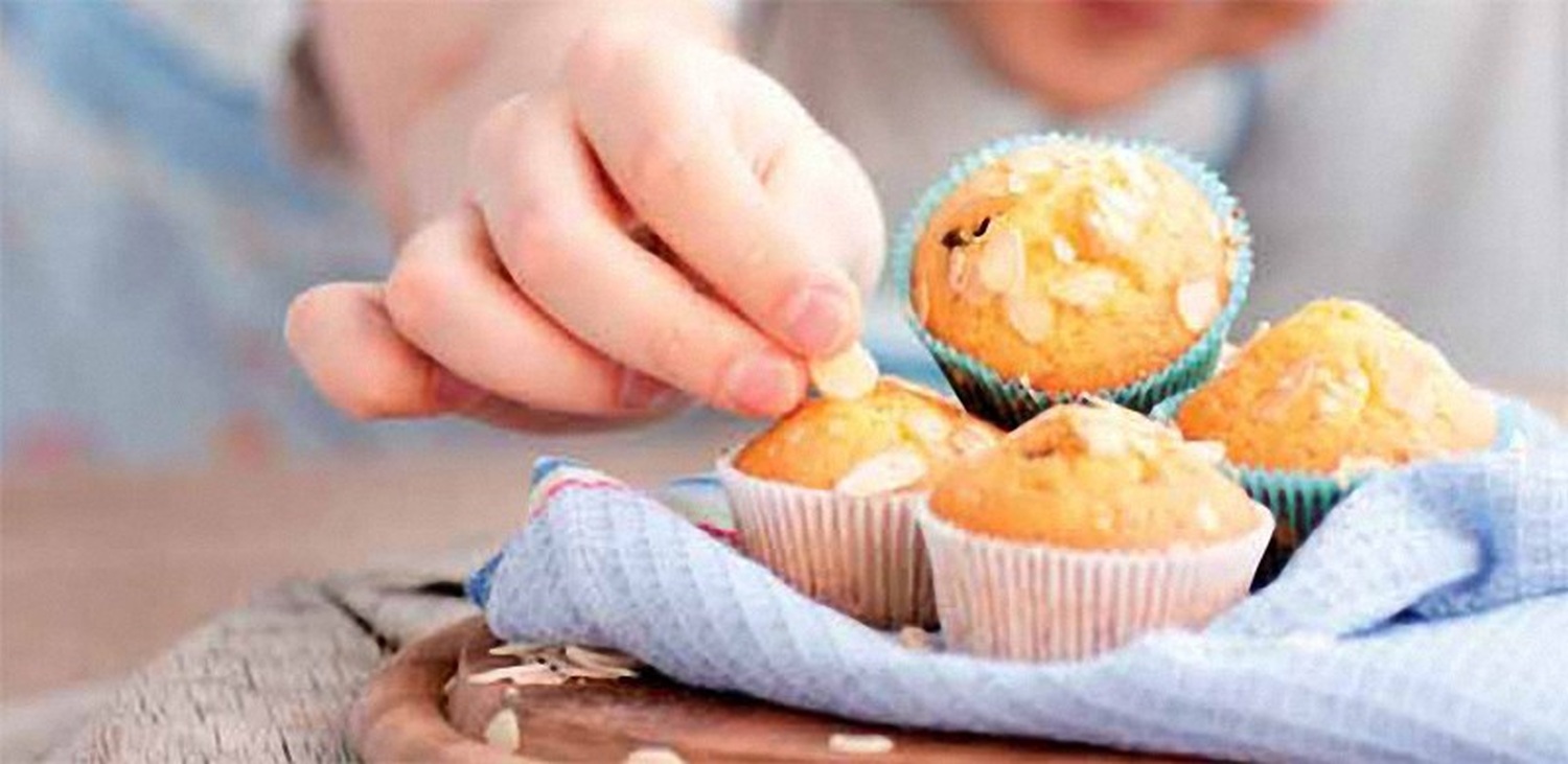 Muffinkapseln Geb�ckkapseln Gold mit wei�en Sternen � 50 x 30 mm, 40 Stk.