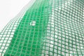 Gitterplane 6,00 x 15,00 m transparent mit grnem Gitter 250 g/m mit Nagelrand verstrkt gefaltet UV-stabil